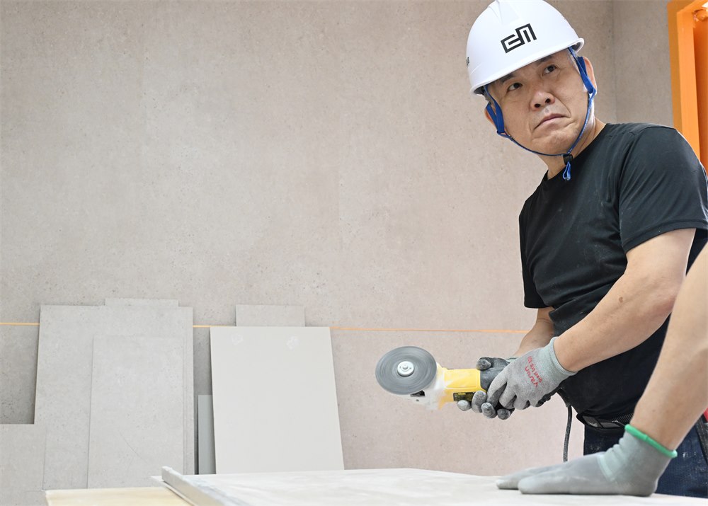 일산 사무공간 벽체와 마루 시공 현장